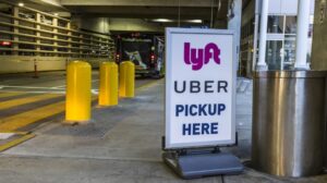 lyft uber gig airport istock 1011 e1665522440552