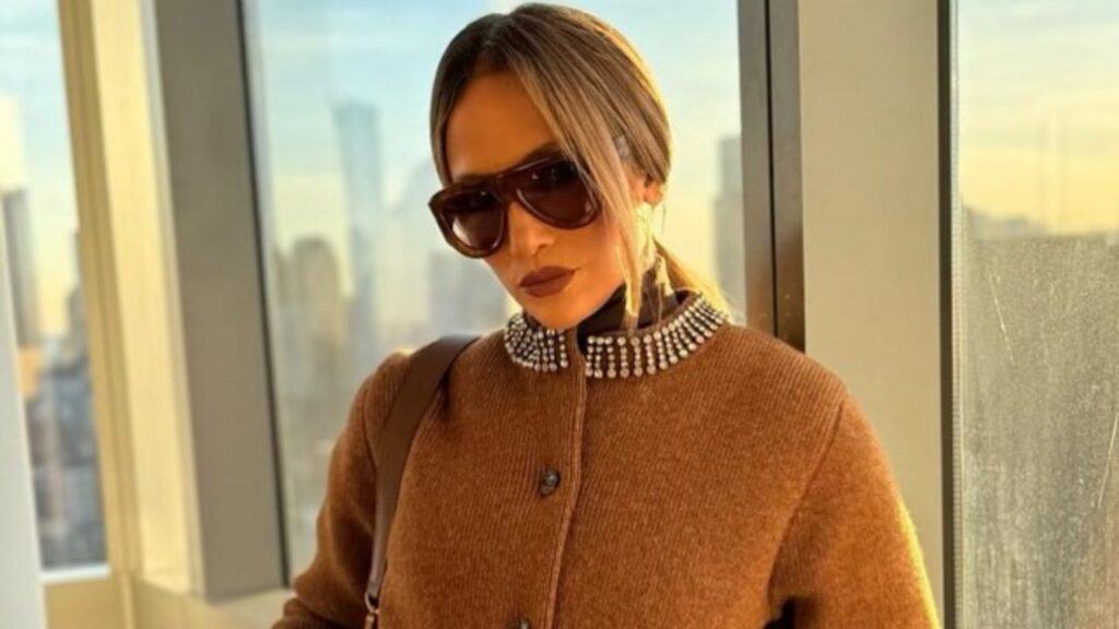 JLO Posed for Paparazzi in a Camel 4390 Gucci Cardigan with the matching 890 Wool Shorts feat image