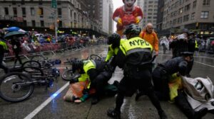 Protesters ThanksgivingParade 112824 APPhotoJuliaDemareeNikhinson